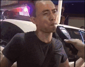 男子酒驾被查，下车时交警惊呆了：胳膊呢？！更可怕的是...
