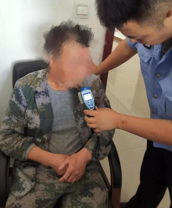 最牛酒驾出现，交警测试仪都爆表，网友说这是喝了多少酒呀！