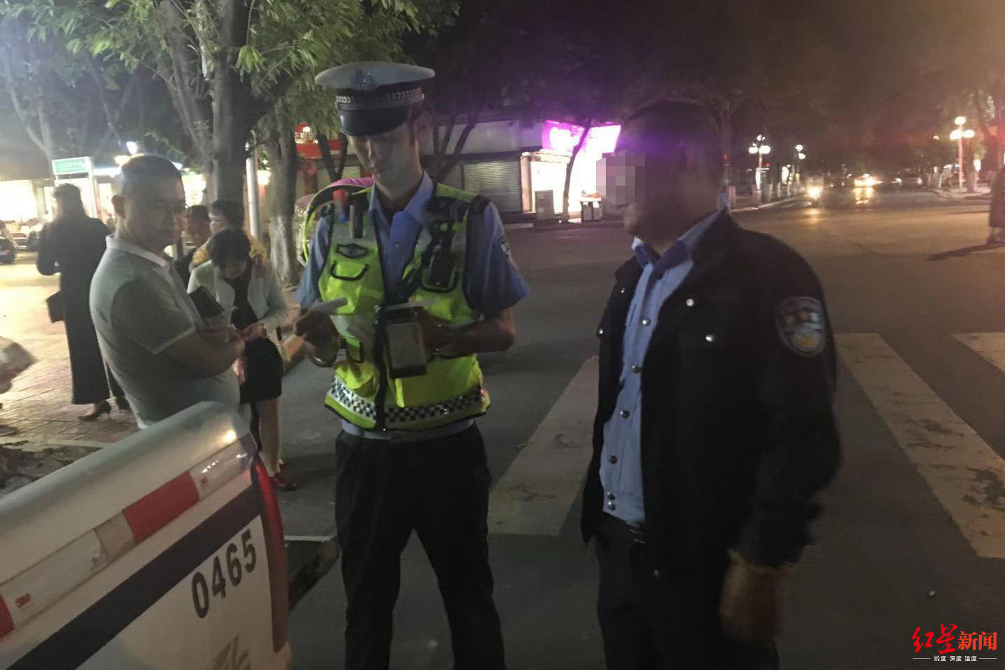 酒驾遇检查 男子竟穿上网购警服与交警“套近乎”